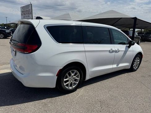 Used 2025 Chrysler Pacifica Select FWD image 6