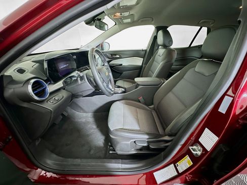 Used 2025 Chevrolet Trax LT w/ LT Convenience Package image 13