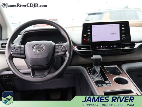 Used 2024 Toyota Sienna LE FWD image 17