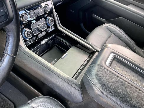 Used 2022 GMC Yukon XL Denali image 16