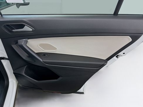 Used 2021 Volkswagen Tiguan SE R-Line image 32