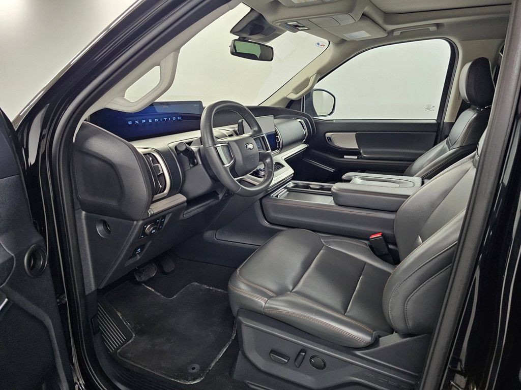 Used 2025 Ford Expedition Active AWD/4WD image 13