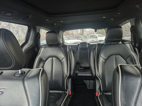 Used 2024 Chrysler Pacifica Premium FWD image 30