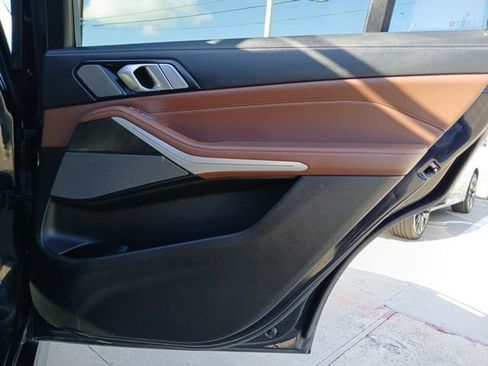 Used 2022 BMW X7 M50i image 11