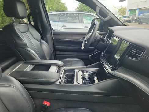 Used 2023 Jeep Wagoneer L Series II AWD/4WD image 3