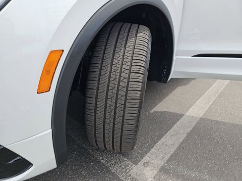 Certified 2023 Volkswagen Tiguan SE R-Line FWD image 33