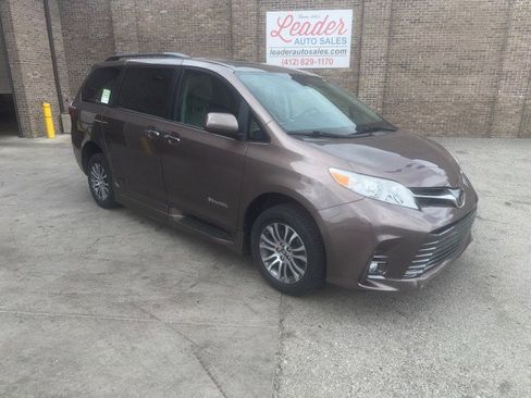 Used 2020 Toyota Sienna XLE w/ XLE Navigation Package image 10