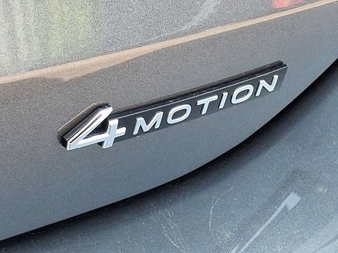 Used 2025 Volkswagen Tiguan SE AWD/4WD image 30