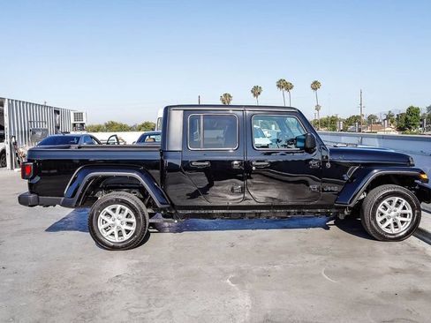 Used 2023 Jeep Gladiator Sport AWD/4WD image 13