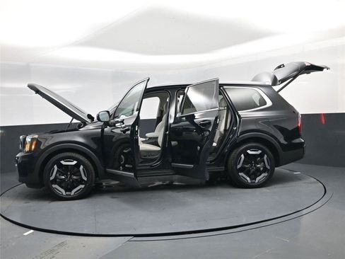 Used 2024 Kia Telluride EX image 3