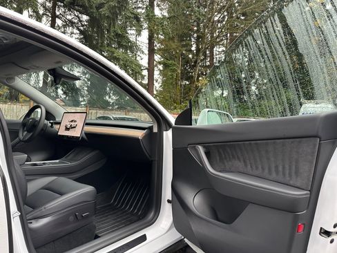 Used 2022 Tesla Model Y Long Range image 11