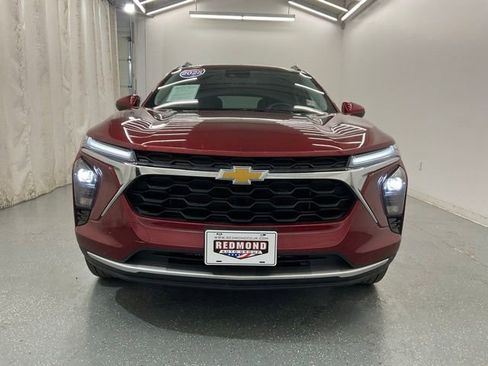 Used 2025 Chevrolet Trax LT w/ LT Convenience Package FWD image 3