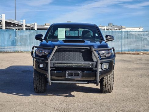 Used 2017 Toyota Tacoma TRD Sport image 2