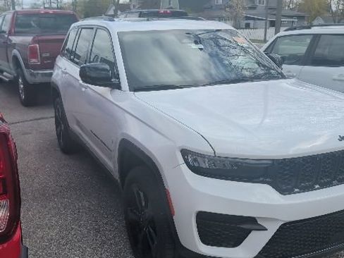 Used 2023 Jeep Grand Cherokee Altitude AWD/4WD image 2