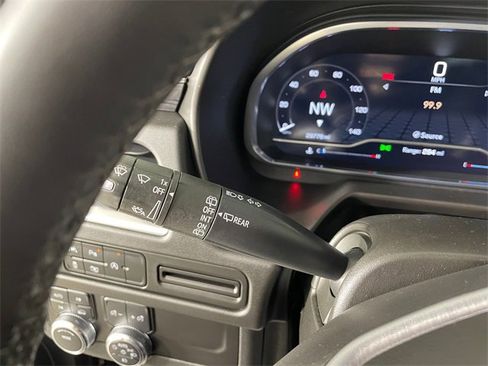 Used 2023 GMC Yukon SLT w/ SLT Luxury Package image 12