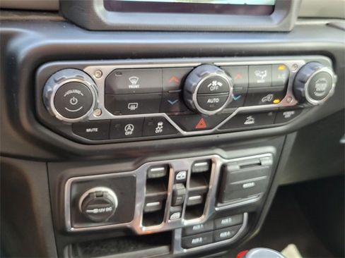 Used 2022 Jeep Wrangler Unlimited Sahara image 32