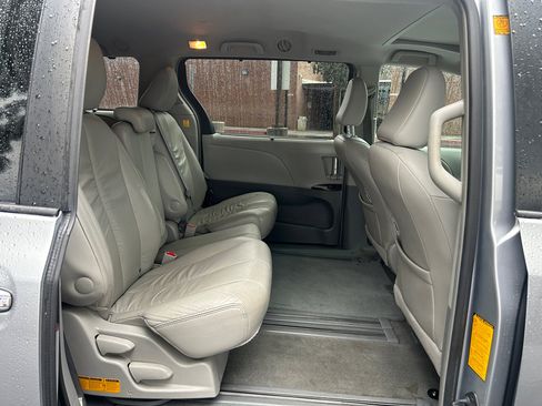 Used 2012 Toyota Sienna XLE image 15