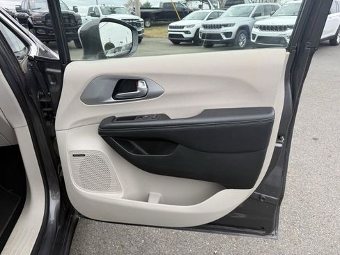 Used 2018 Chrysler Pacifica Limited image 29