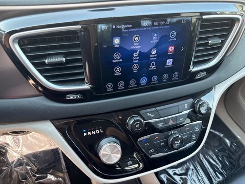 Used 2017 Chrysler Pacifica Touring-L Plus FWD image 31