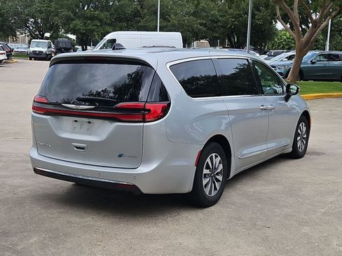 Used 2023 Chrysler Pacifica Limited FWD image 5