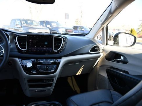 Used 2024 Chrysler Pacifica Touring-L image 25