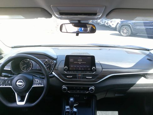 Used 2025 Nissan Altima 2.5 SV FWD image 19