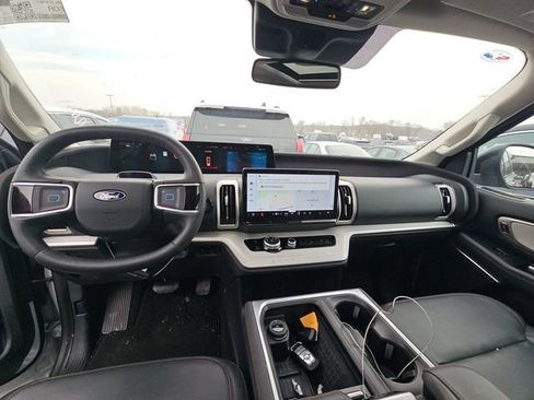 Used 2025 Ford Expedition Active image 3