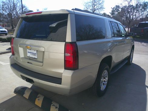 Used 2017 Chevrolet Suburban LT image 13