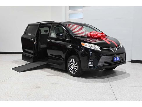 Used 2019 Toyota Sienna XLE FWD image 2