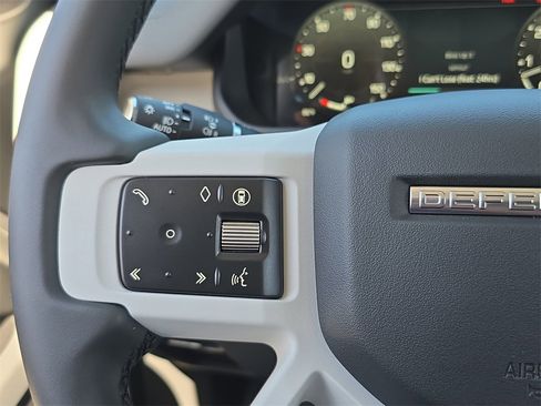 New 2025 Land Rover Defender 130 X-Dynamic SE image 18
