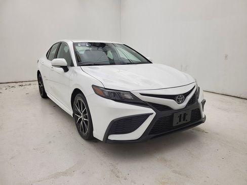 Used 2024 Toyota Camry SE image 10