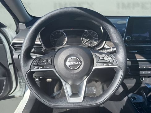 Used 2025 Nissan Altima 2.5 SV FWD image 15
