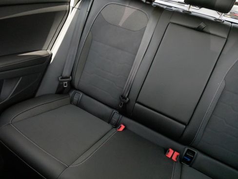 Certified 2025 Volkswagen Taos SE AWD/4WD image 12