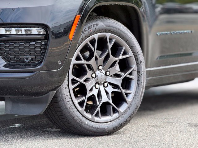 Used 2023 Jeep Grand Cherokee Summit AWD/4WD image 2