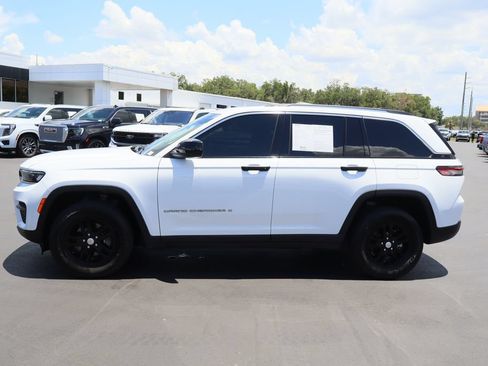 Used 2023 Jeep Grand Cherokee Laredo w/ Luxury Tech Group I RWD image 6