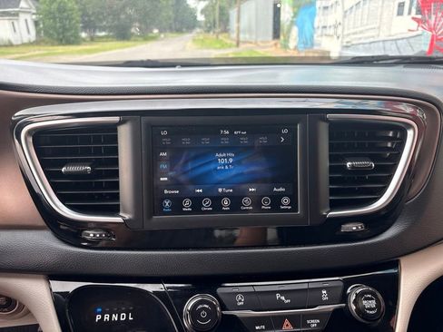 Used 2019 Chrysler Pacifica Touring-L FWD image 19