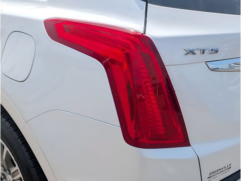 Used 2017 Cadillac XT5 Luxury w/ Driver Awareness Package FWD image 4