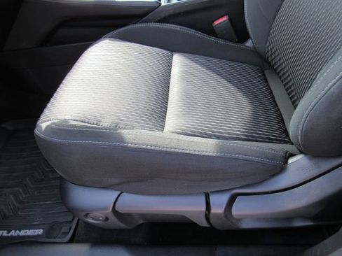 Used 2023 Mitsubishi Outlander ES FWD image 21