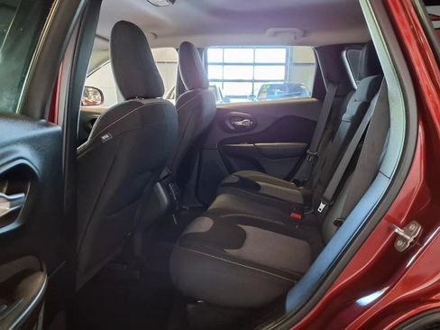 Used 2017 Jeep Cherokee Sport FWD image 13