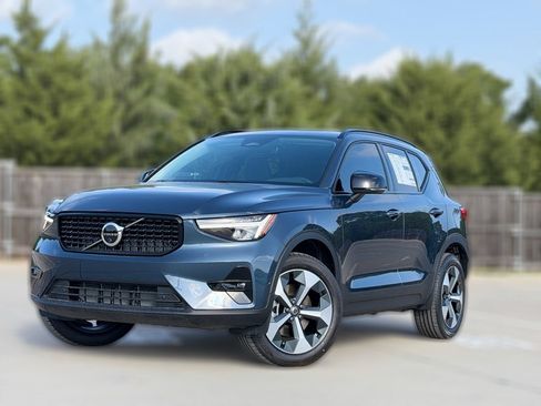New 2026 Volvo XC40 B5 Plus AWD/4WD image 2