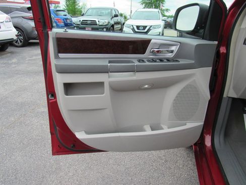 Used 2010 Chrysler Town & Country Touring FWD image 12