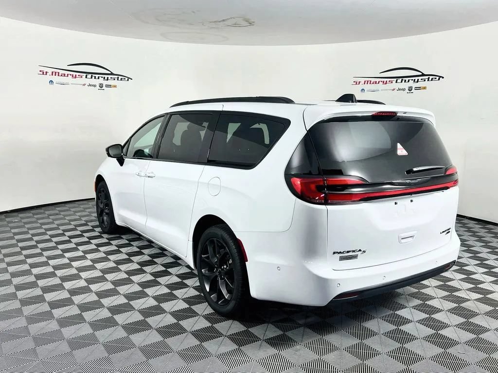 Used 2025 Chrysler Pacifica Limited AWD/4WD image 6