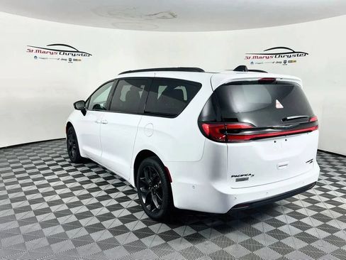 Used 2025 Chrysler Pacifica Limited AWD/4WD image 6