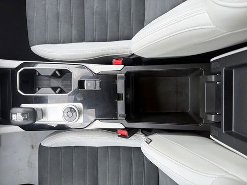 Used 2025 Mitsubishi Outlander SE image 34