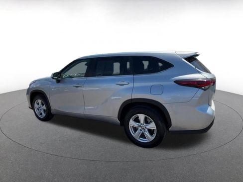 Used 2025 Toyota Highlander LE FWD image 10