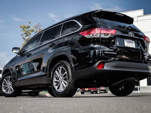 Used 2019 Toyota Highlander XLE AWD/4WD image 2