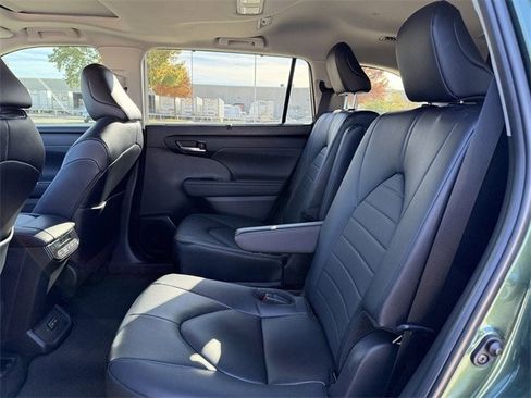Certified 2024 Toyota Highlander XLE image 29