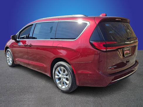 Used 2022 Chrysler Pacifica Touring-L w/ Uconnect Theater Family Group AWD/4WD image 6