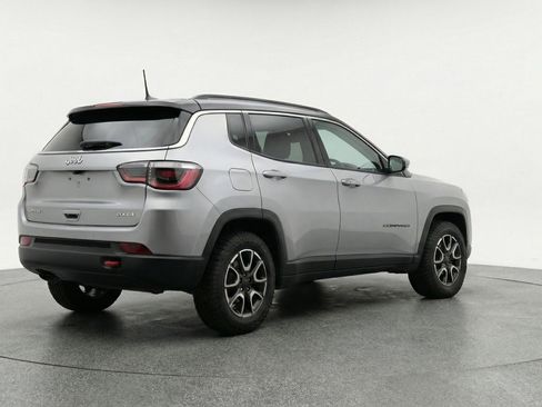 Used 2025 Jeep Compass Trailhawk AWD/4WD image 9