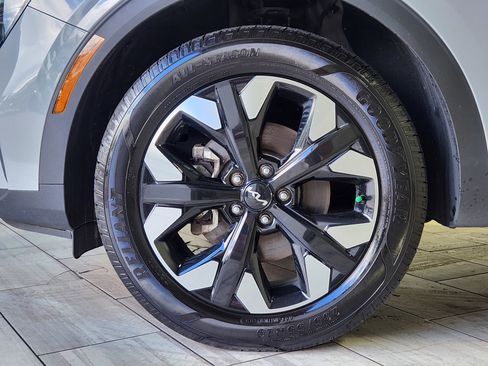 Used 2025 Hyundai Venue SEL FWD image 9